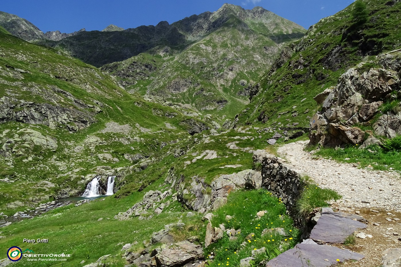 47 Salendo sul 308 la valle del Serio....JPG